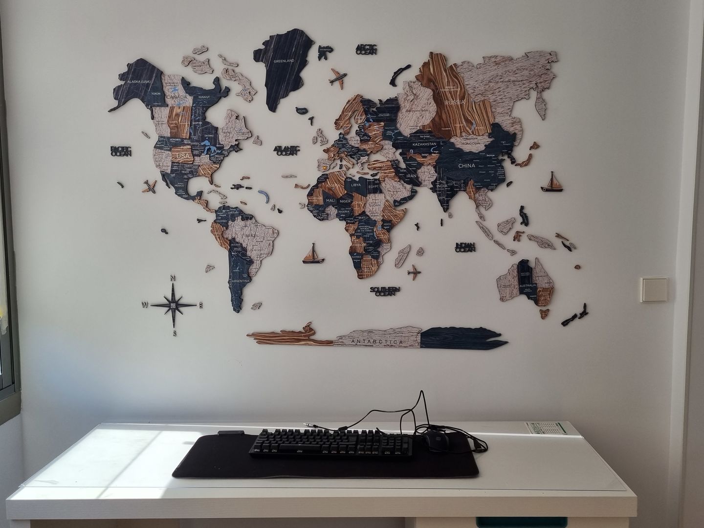 3D Wooden World Map in Mystery Color in a Home Office