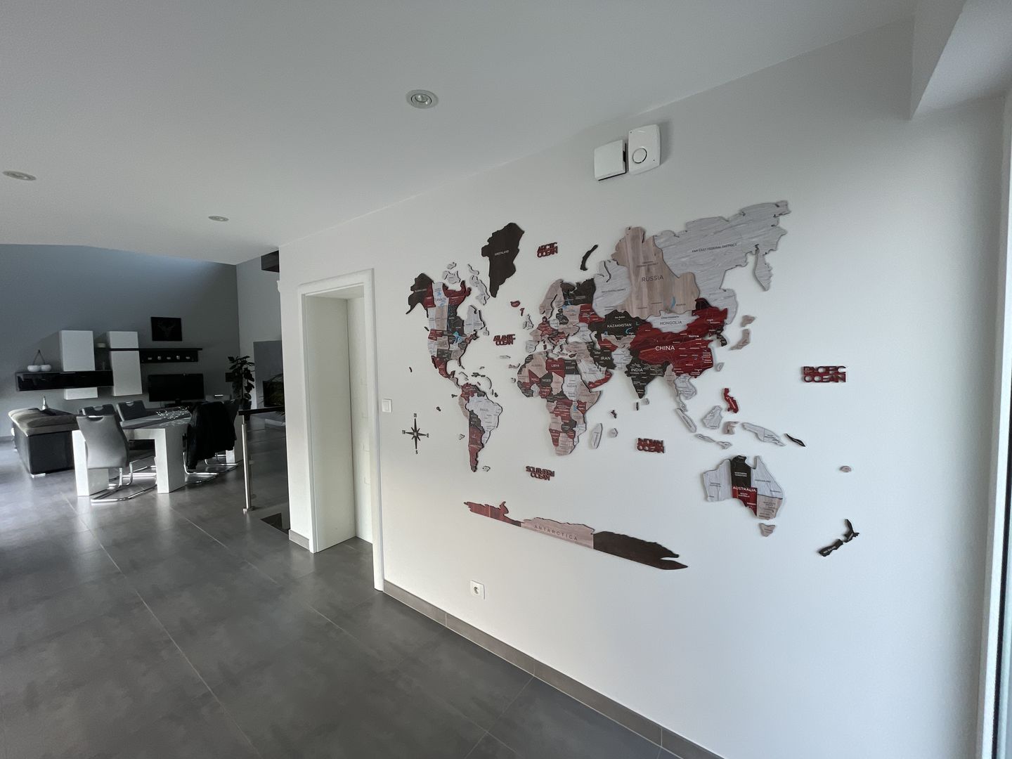 3D Wooden World Map in Urban Color in a Foyer
